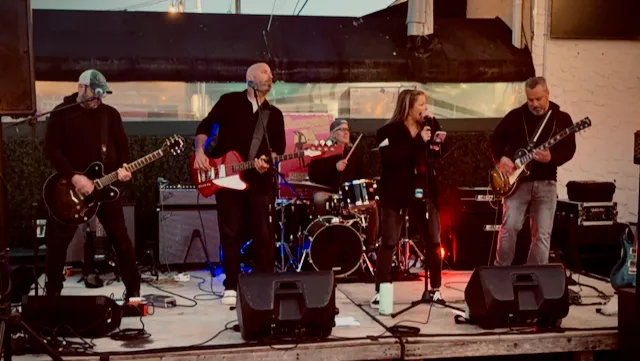 the 501 band live outdoor stage