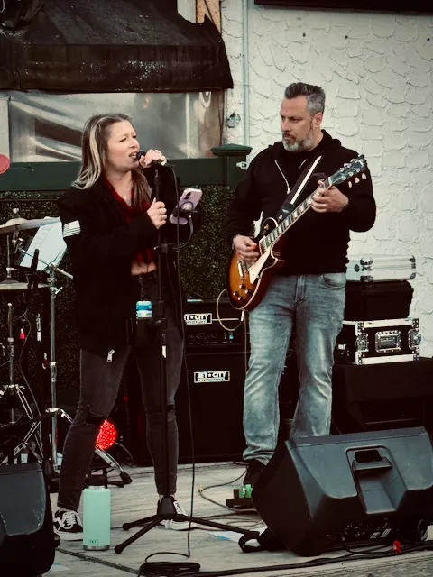 the 501 singer and guitarist live